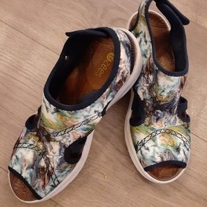 BZEES IMPRESSIONIST WEDGE SLINGBACK SANDLES 9M